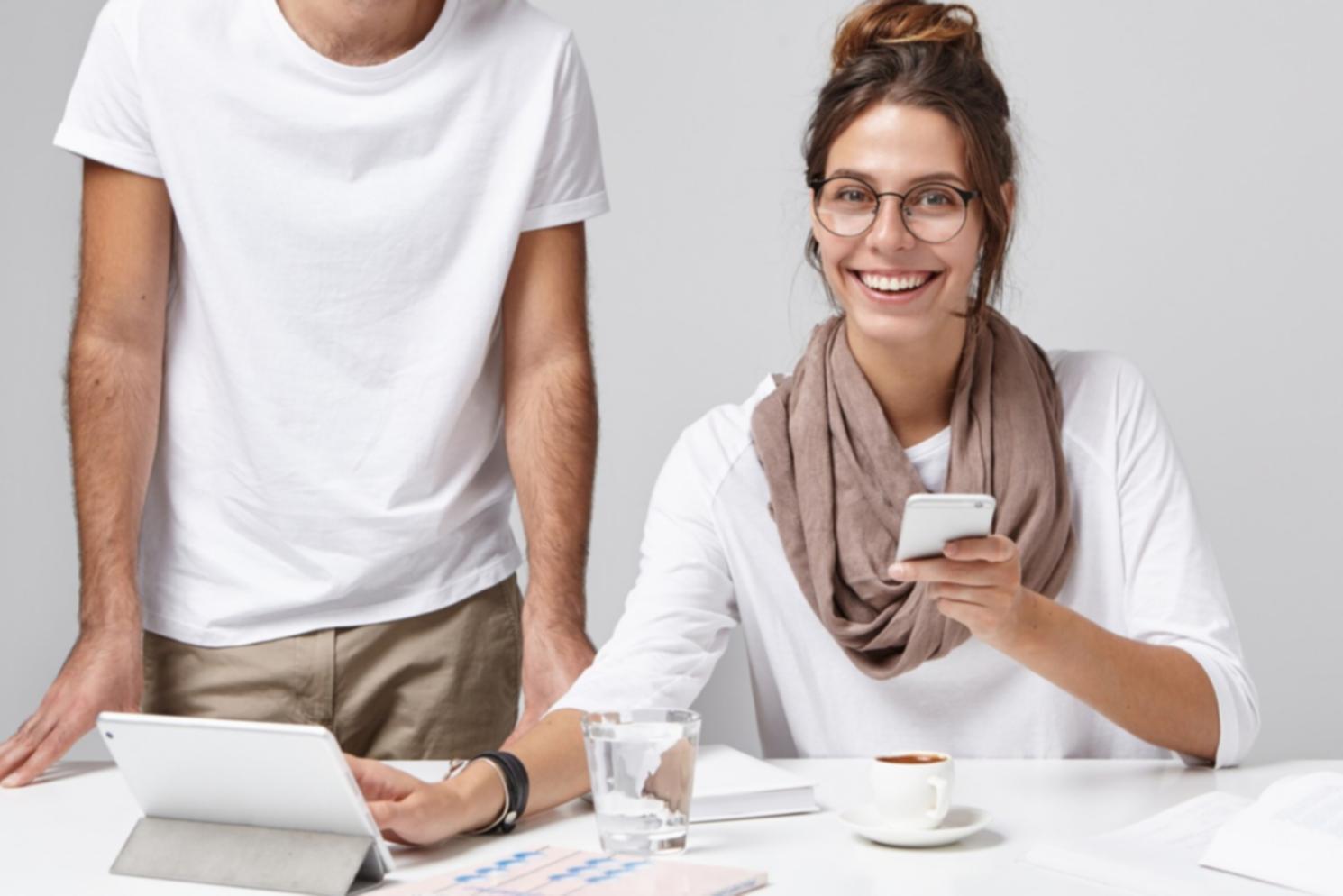 Profesional trabajando con análisis financiero